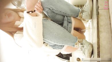 商场女厕全景偷拍多位美女少妇嘘嘘❤️还有一位那表情是相当的享受应该是憋久了突然得到释放的快感 (6)